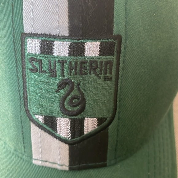 EXCLUSIVE WIZARDING WORLD OF HARRY POTTER UNIVERSAL ‘SLYTHERIN’ CAP - Picture 2 of 5